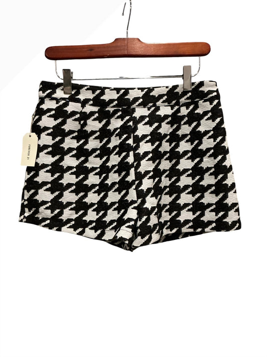 Forever 21 Black and White Houndstooth Patterned Shorts Size